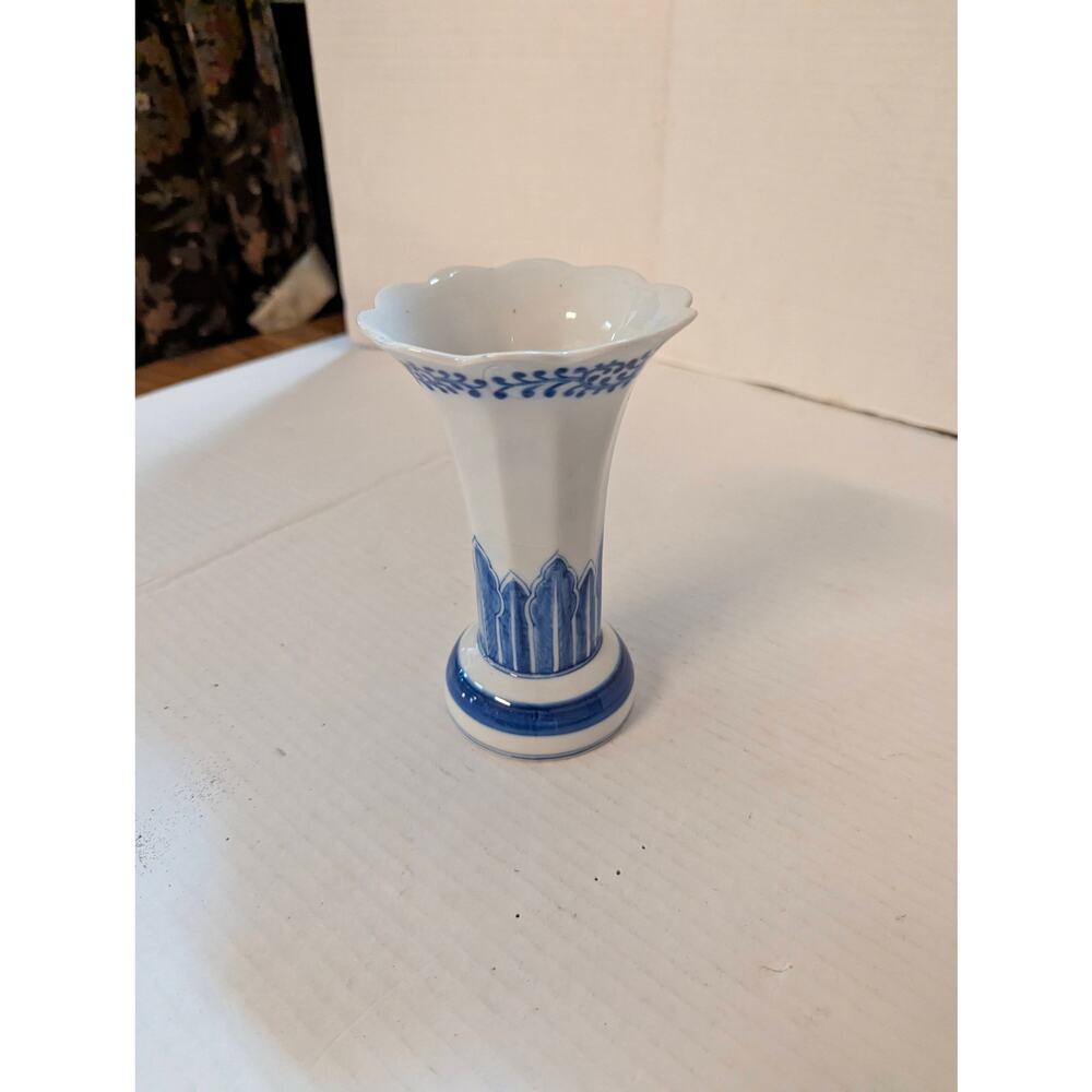 Vintage Blue and White Porcelain Flared Scalloped Trumpet Vase Thailand 6.25" - Picture 4 of 11